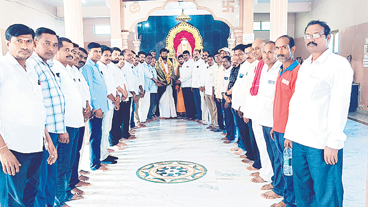 కేసీఆర్‌ త్వరగా కోలుకోవాలని పూజలు