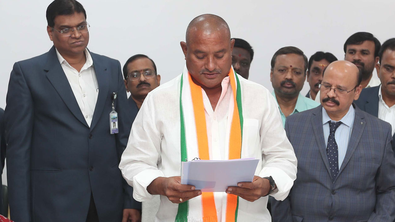 ఎమ్మెల్యే బీఎల్‌ఆర్‌ ప్రమాణ స్వీకారం