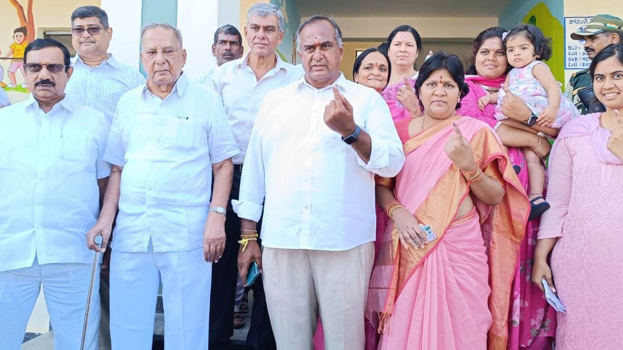 ఓటేసి.. చైతన్య పరిచి