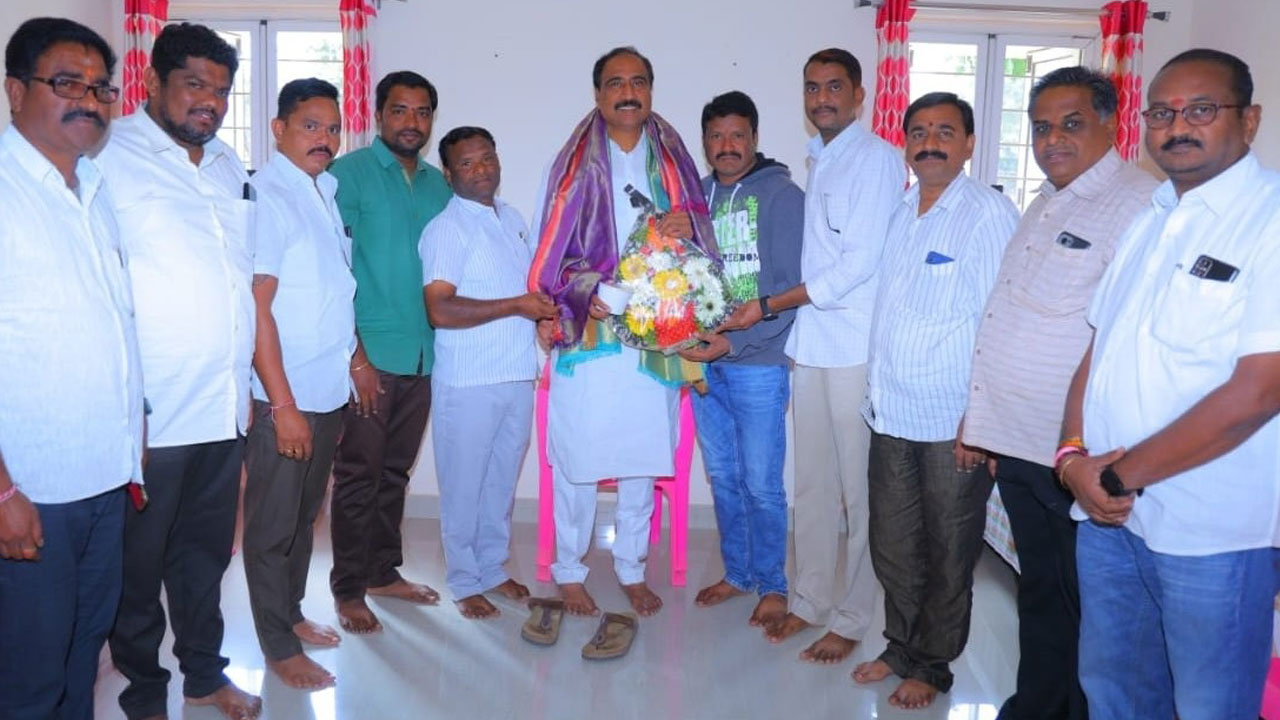 ఆరు గ్యారెంటీలను తక్షణమే అమలు చేయాలి