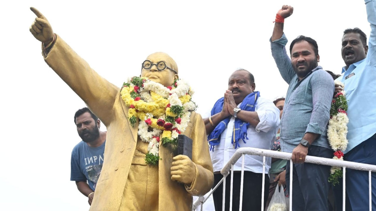 అంబేద్కర్‌కు ఘన నివాళి