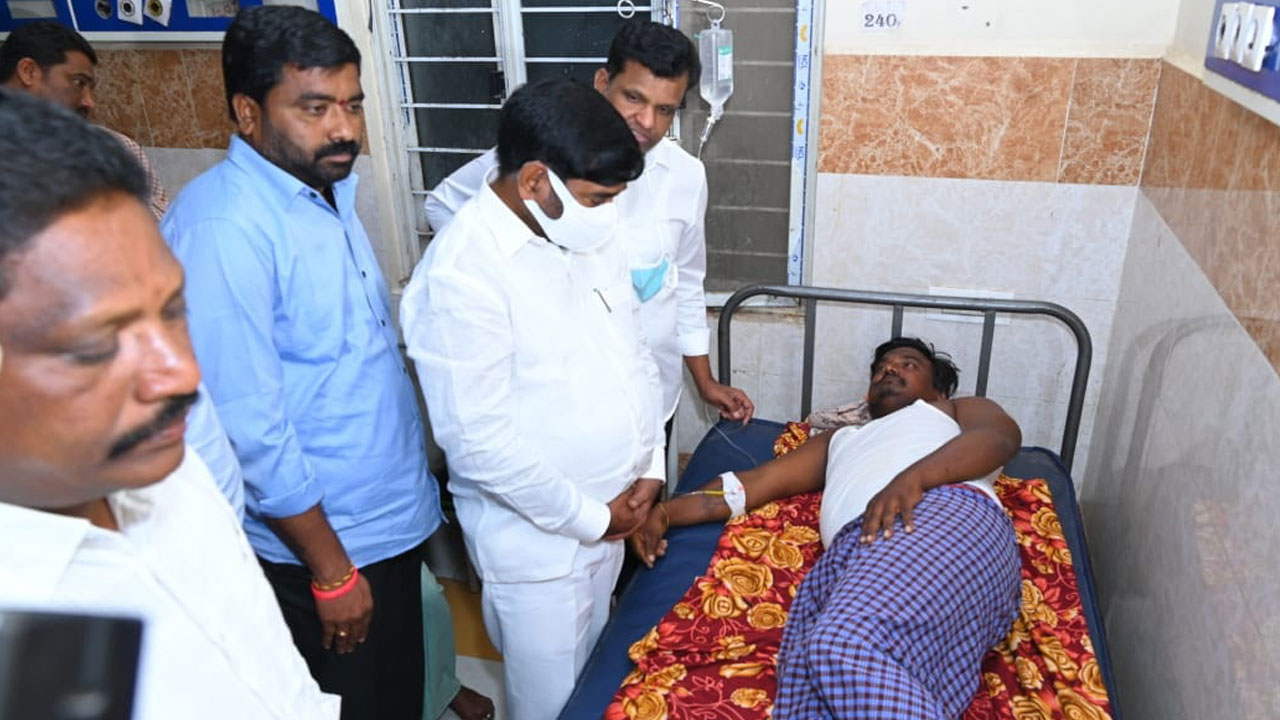 బీఆర్‌ఎస్‌ నేతలపై కాంగ్రెస్‌ గూండాల దాడి దుర్మార్గమైన చర్య