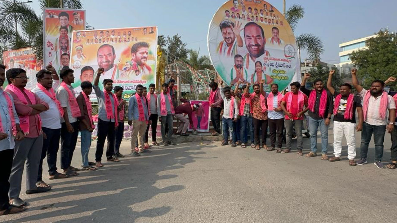 కేటీఆర్‌ చిత్రపటానికి పాలాభిషేకం