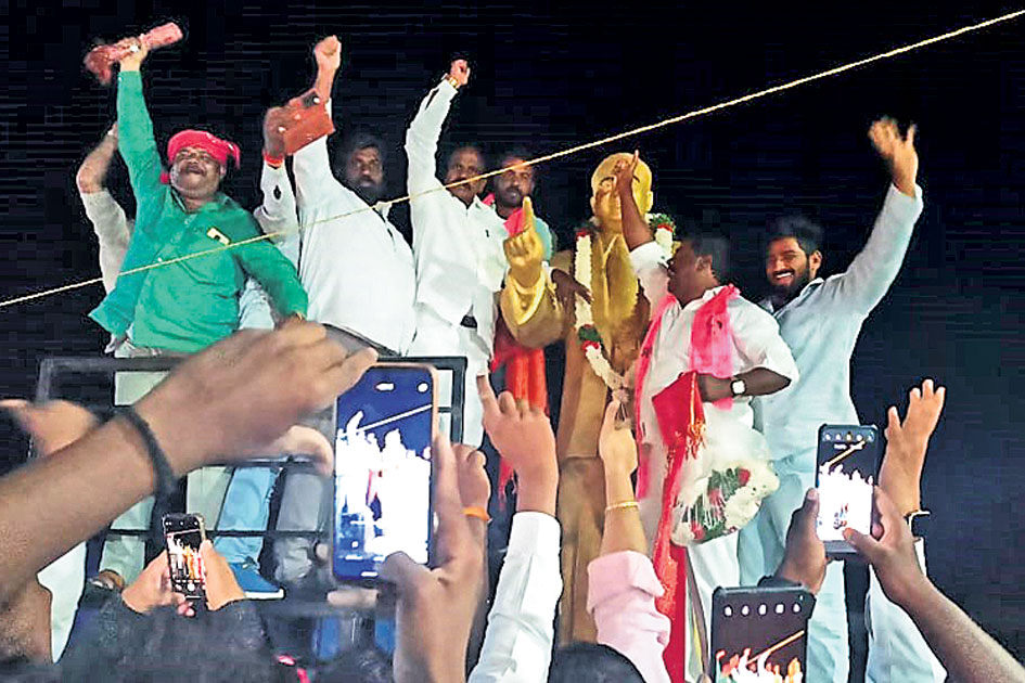 కాలె యాదయ్య గెలుపుతో సంబురాలు