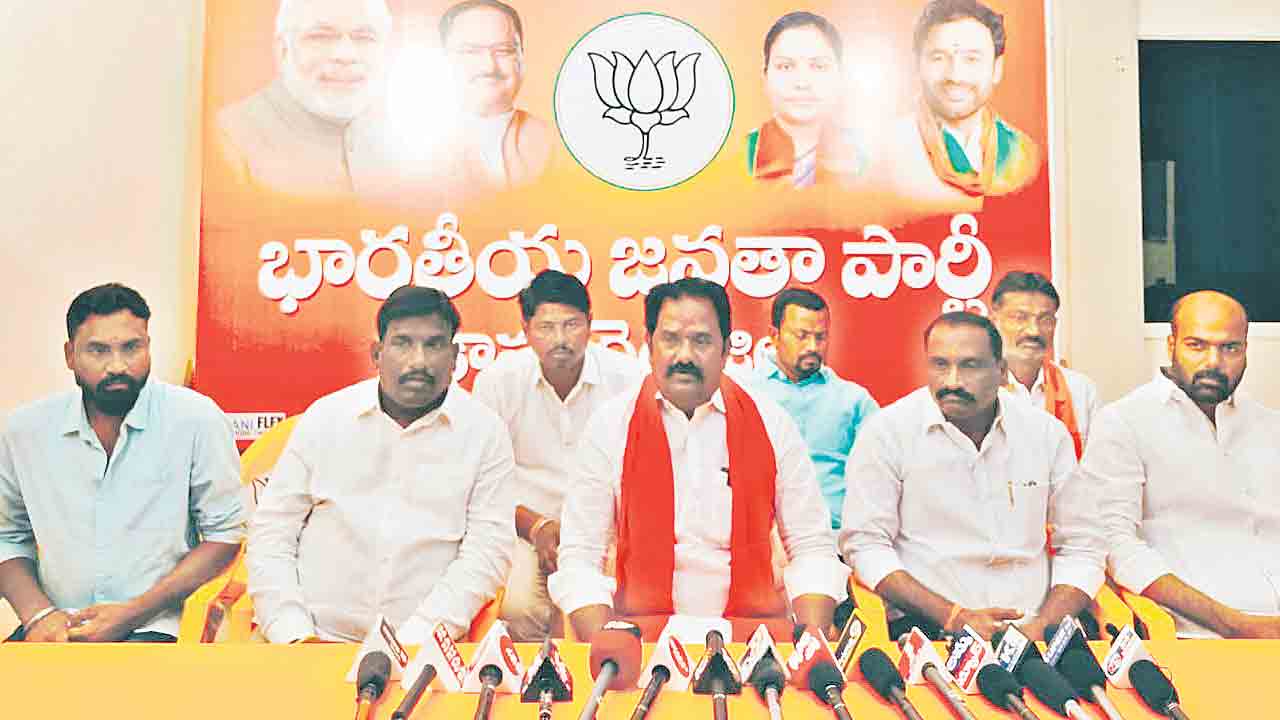 షబ్బీర్‌ ఇంట్లో ఏండ్లుగా ప్రభుత్వ ఉద్యోగులు