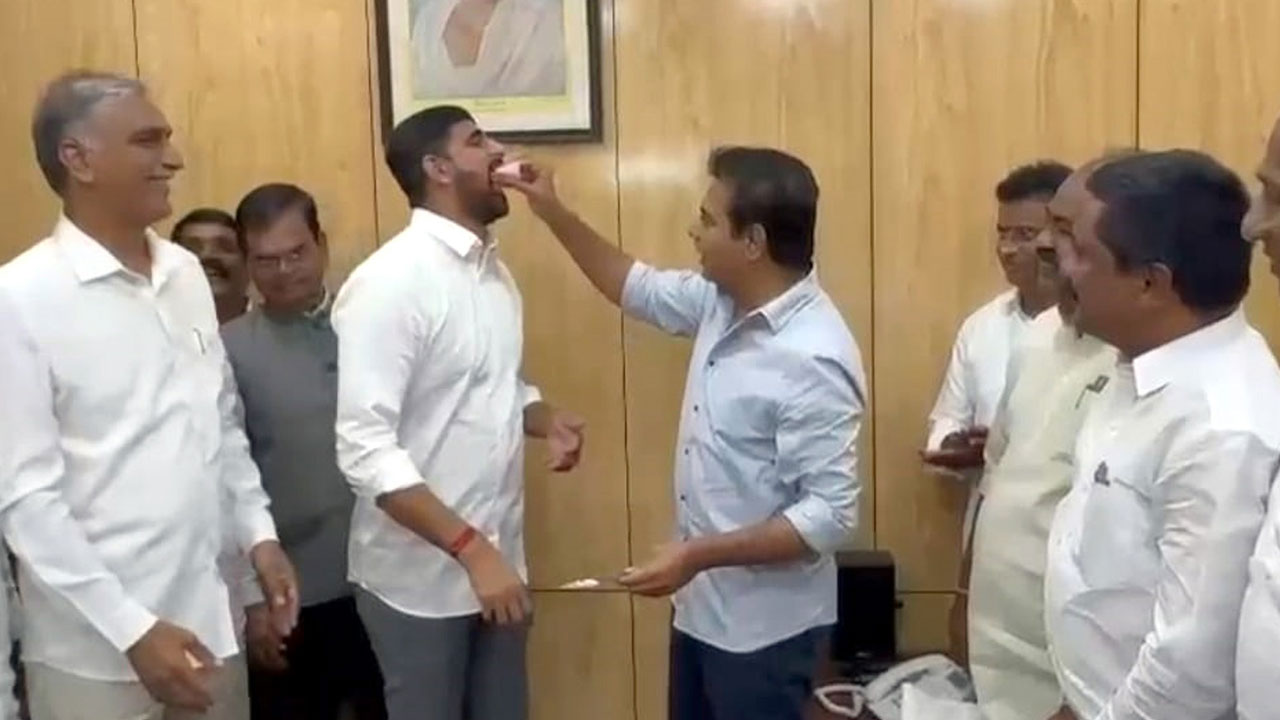 అసెంబ్లీలో ఎమ్మెల్యే కౌశిక్‌ జన్మదిన వేడుకలు