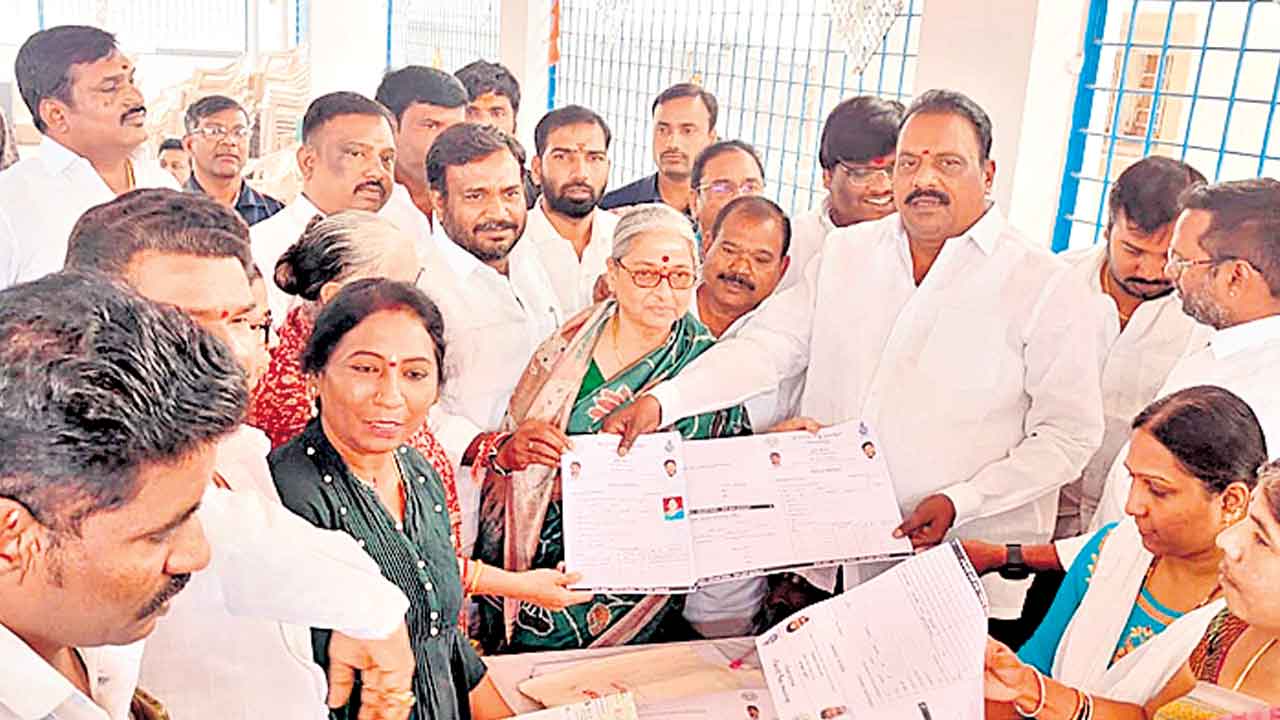 ముమ్మరంగా దరఖాస్తుల స్వీకరణ