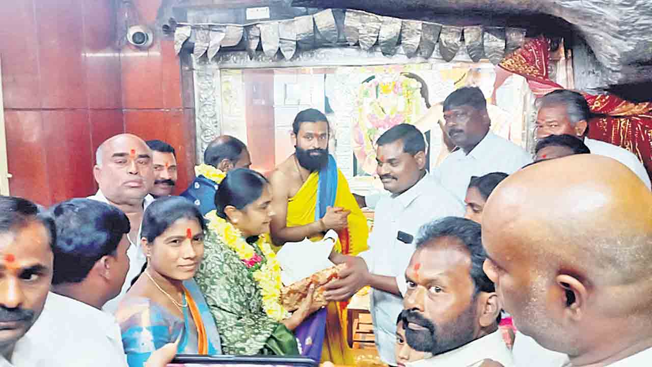 దుర్గమ్మ సన్నిధిలో ఎమ్మెల్యే సునీతా లక్ష్మారెడ్డి