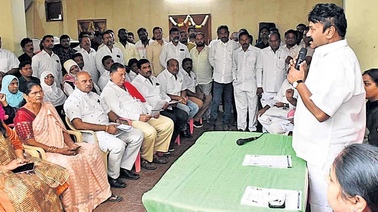 సమస్యల పరిష్కారానికి.. బస్తీబాట