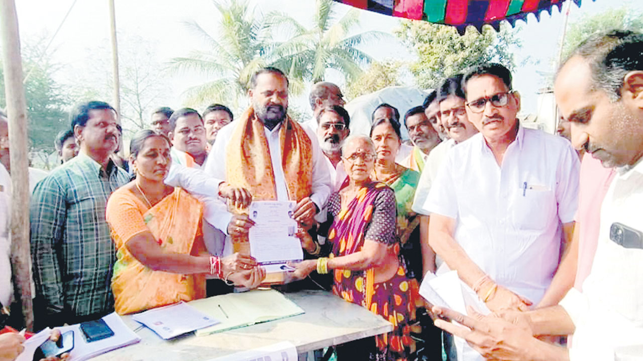 అర్హులందరికీ సంక్షేమ ఫలాలు