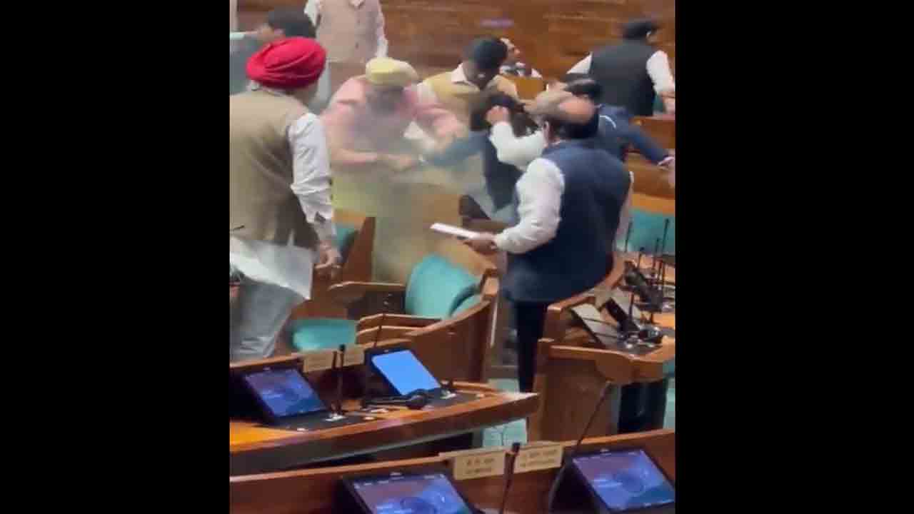 Watch: లోక్‌సభలోకి చొరబడిన వ్యక్తిని పట్టుకుని.. చితకబాదిన ఎంపీలు