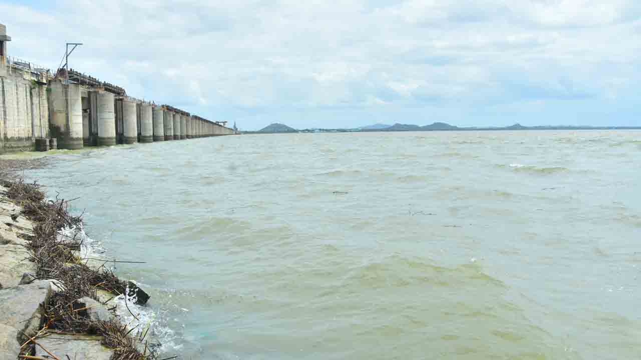 జూరాలకు స్వల్ప వరద