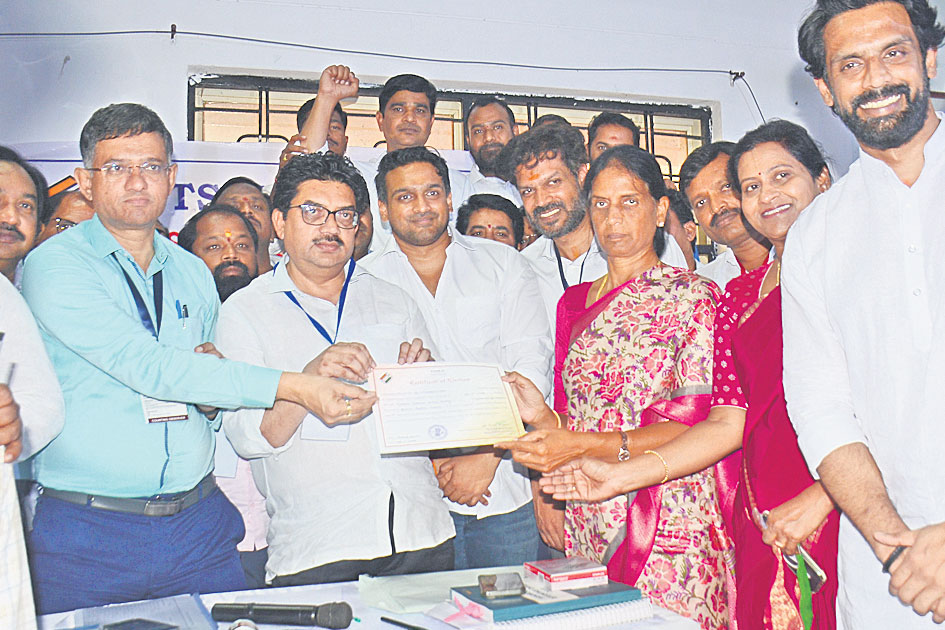 కారు జోరు హస్తం హవా