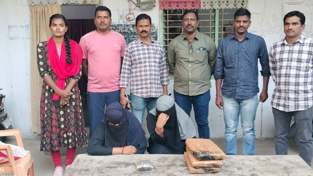 మహిళల గంజాయి దందా