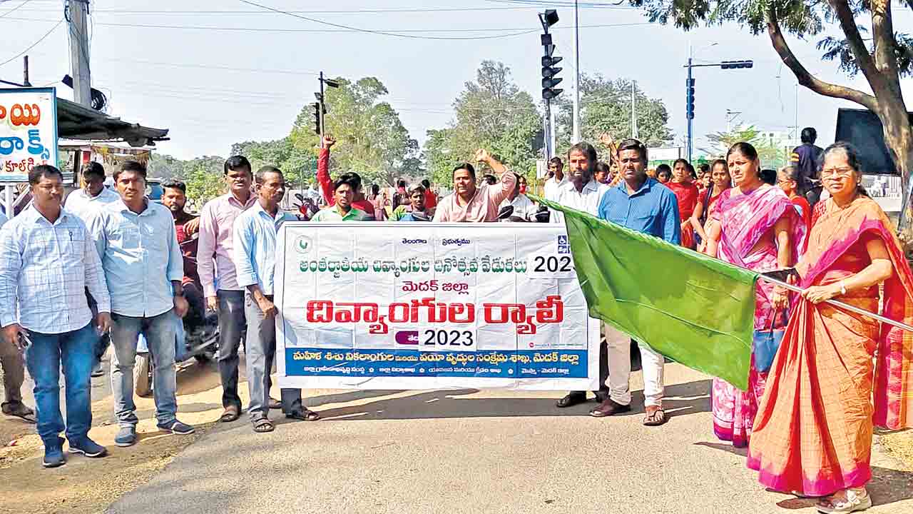దివ్యాంగులు ఆత్మవిశ్వాసంతో ముందుకెళ్లాలి