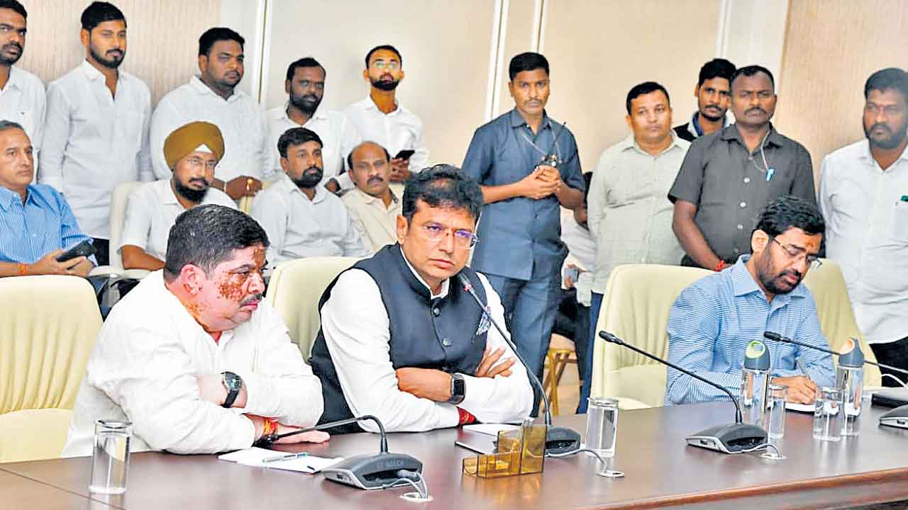 Minister Sridhar Babu | తెలంగాణ ర్థిక పరిస్థితిపై త్వరలో శ్వేత పత్రం.. ఆరోగ్య శ్రీ పరిమితి రూ.10 లక్షలకు పెంపు: మంత్రి శ్రీధర్‌బాబు