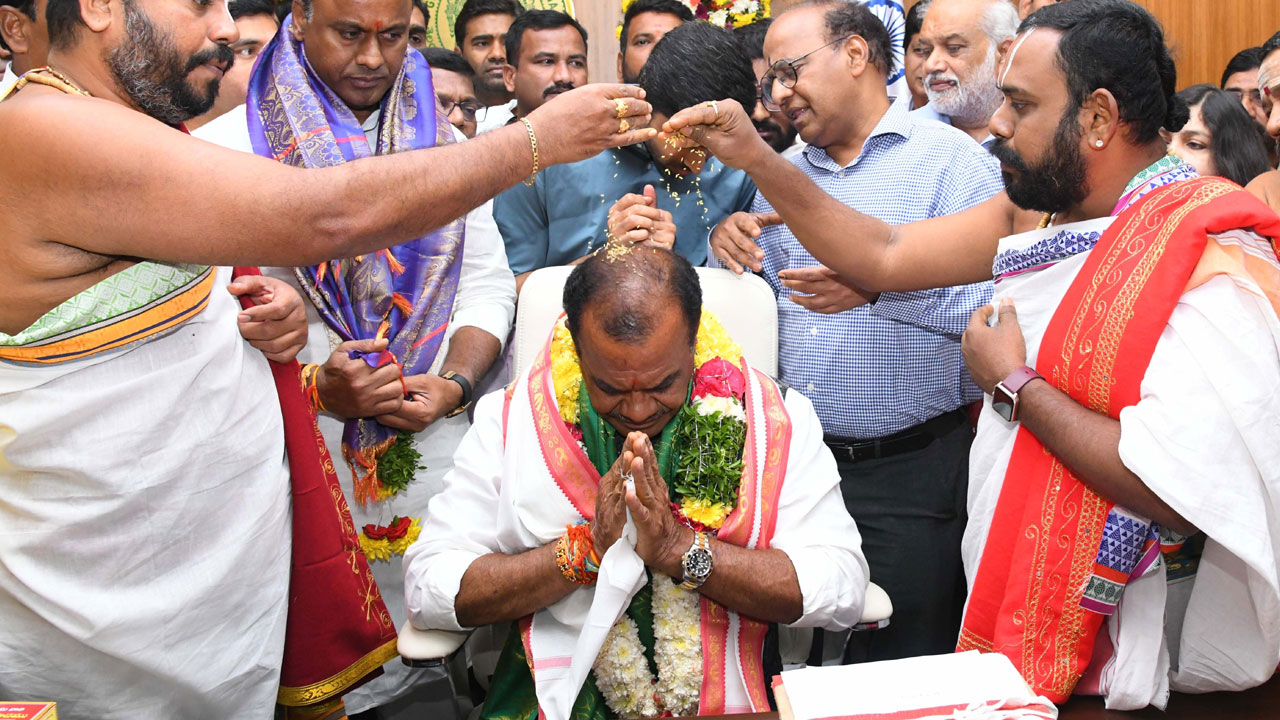 మంత్రిగా బాధ్యతల స్వీకరణ