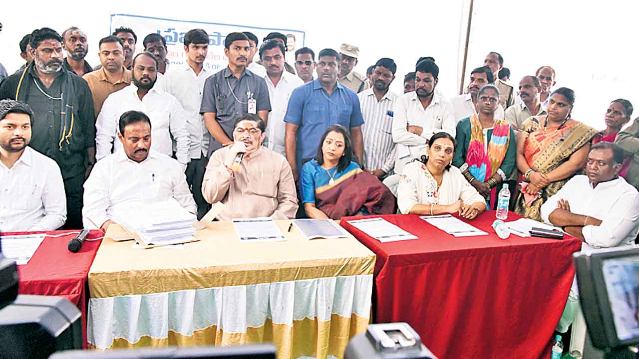 ప్రజాపాలనంతా.. గందరగోళమే..