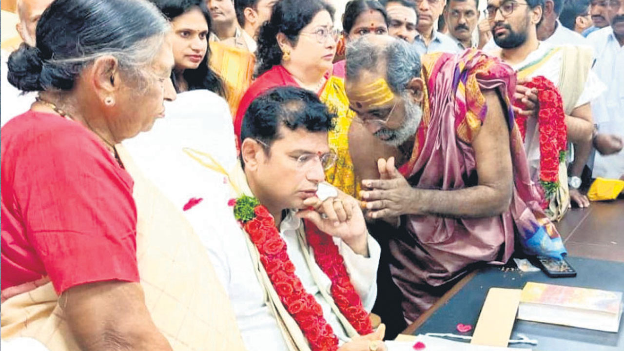 మంత్రి శ్రీధర్‌బాబు బాధ్యతల స్వీకరణ