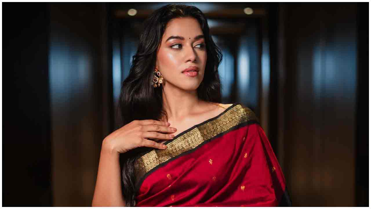 Mirnalini Ravi | ముసిముసి నవ్వులతో మురిపిస్తున్న మృణాళిని రవి..