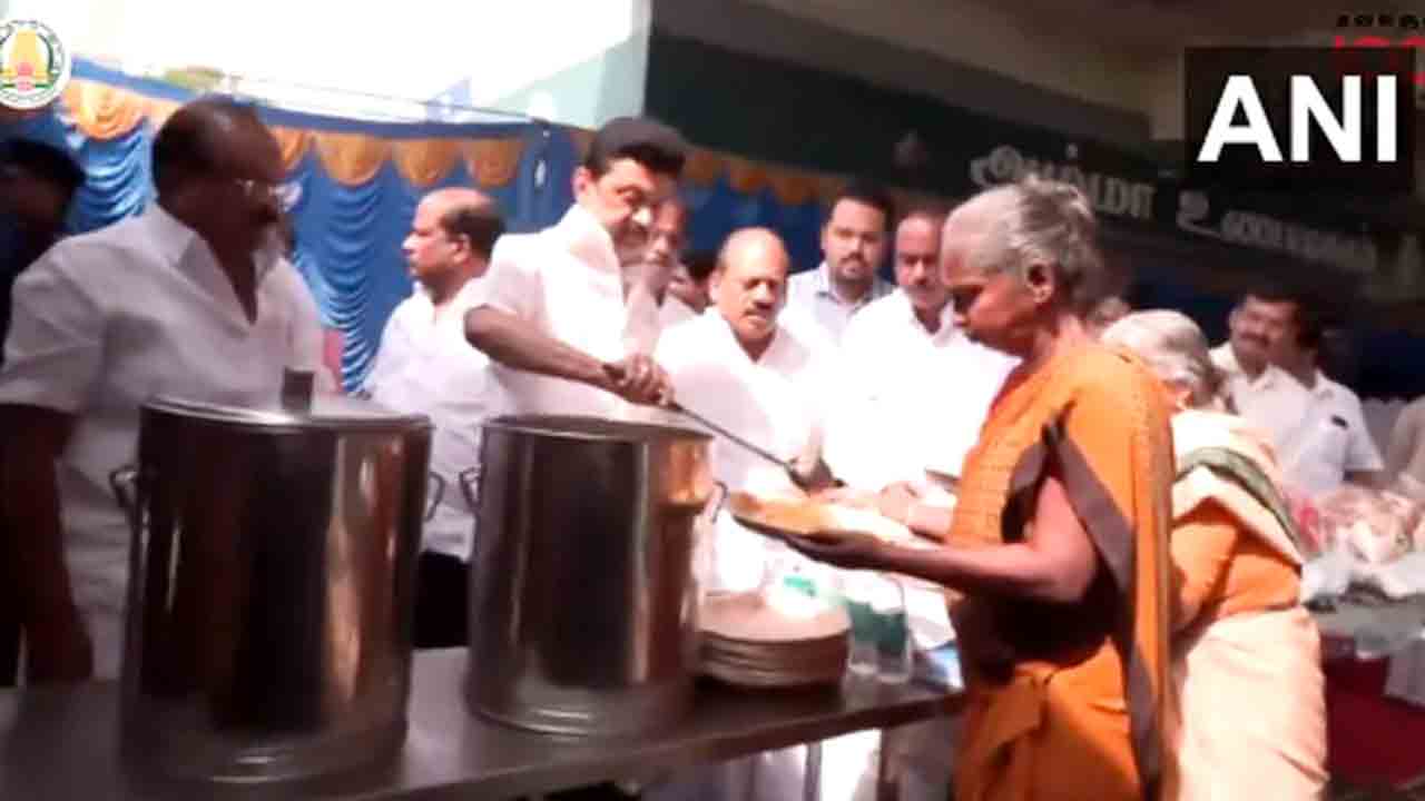 MK Stalin | వరద బాధితులకు నిత్యావసరాలు పంపిణీ చేసిన సీఎం స్టాలిన్‌