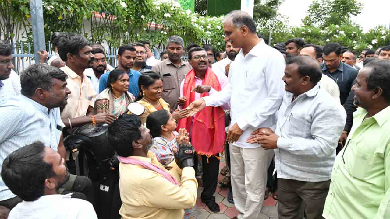 Mla Harish Rao | అధైర్యపడవద్దు..ధైర్యంగా ఉండండి : కార్యకర్తలకు భరోసా ఇచ్చిన హరీశ్‌రావు