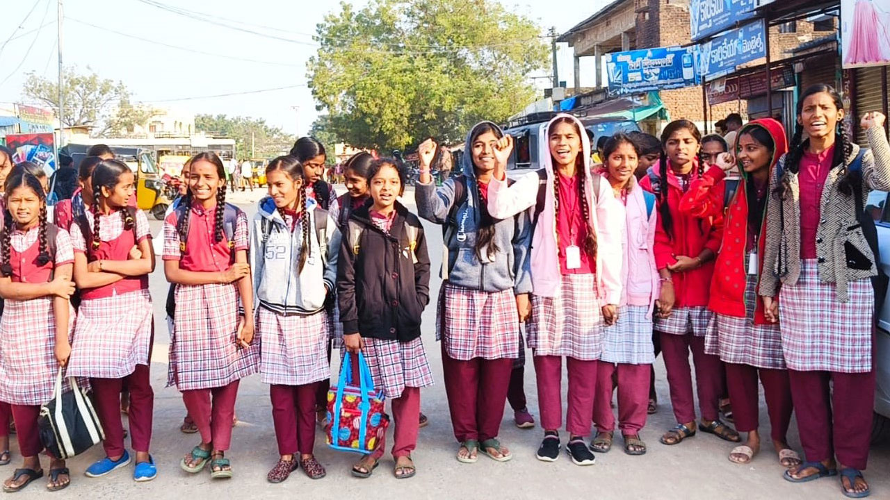 బస్సులు ఇట్ల.. బడికి పోవుడెట్ల