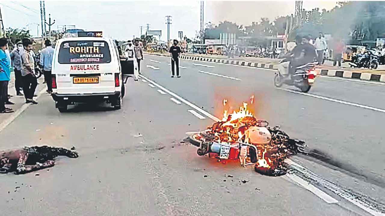 లారీ, బైక్‌ ఢీకొని ఒకరి సజీవదహనం