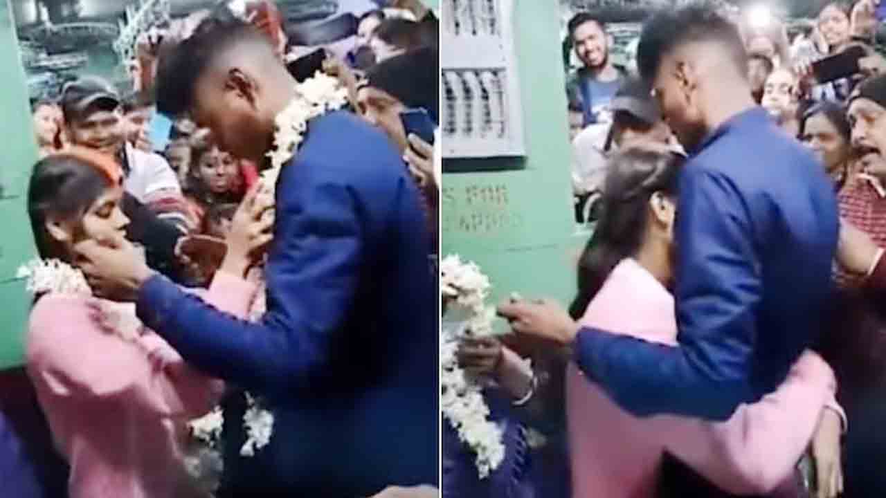 Viral Video | ప్రయాణికుల సాక్షిగా కదులుతున్న రైల్లో ఒక్కటైన ప్రేమ జంట.. వీడియో