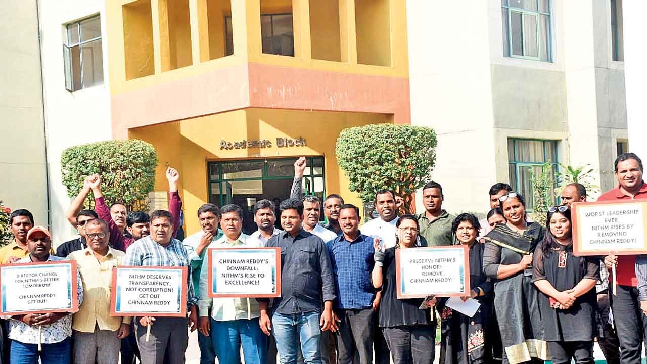 నిథమ్‌ డైరెక్టర్‌ను తొలగించాలి