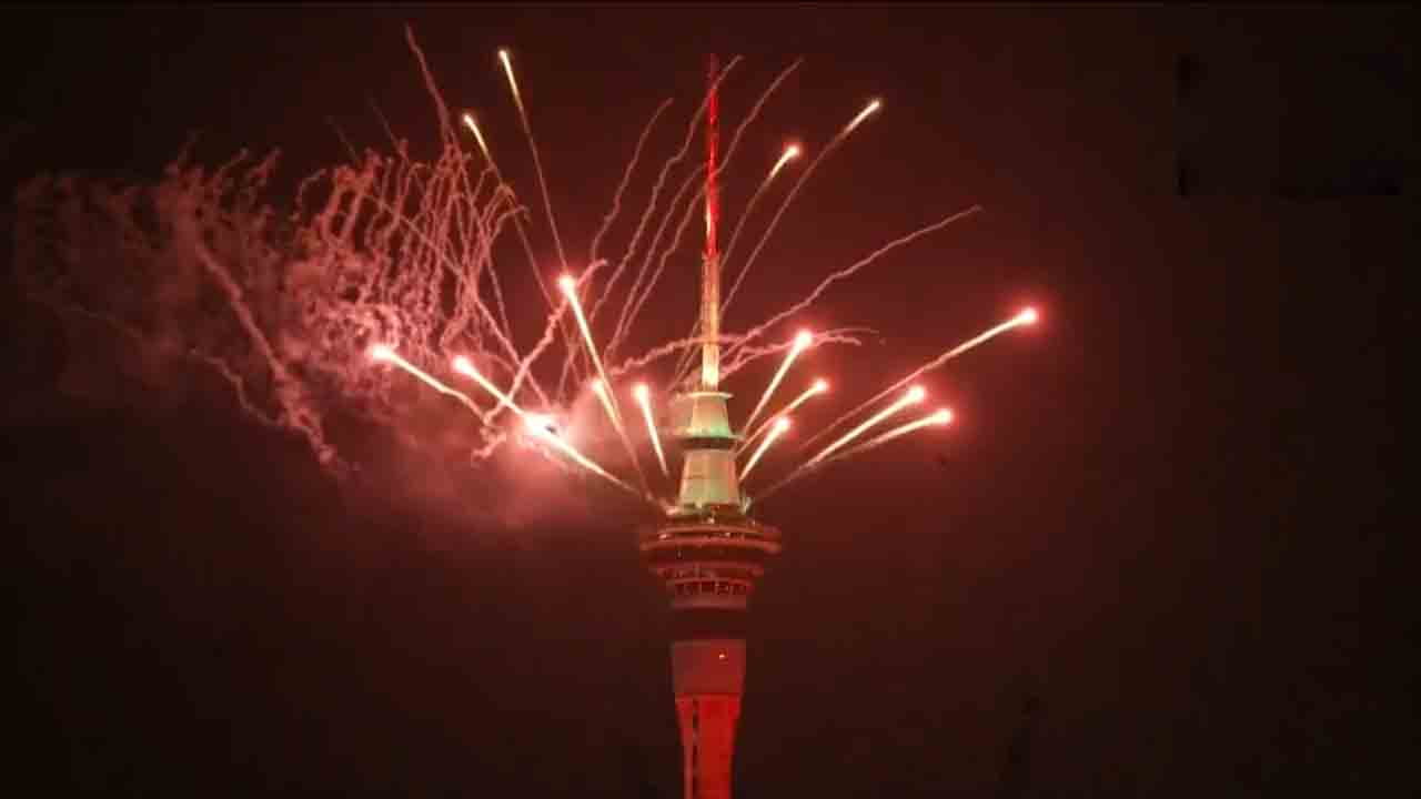New year |  కొత్త సంవత్సరంలో అడుగుపెట్టిన న్యూజిలాండ్‌.. ఘనంగా వేడుకలు.. Video