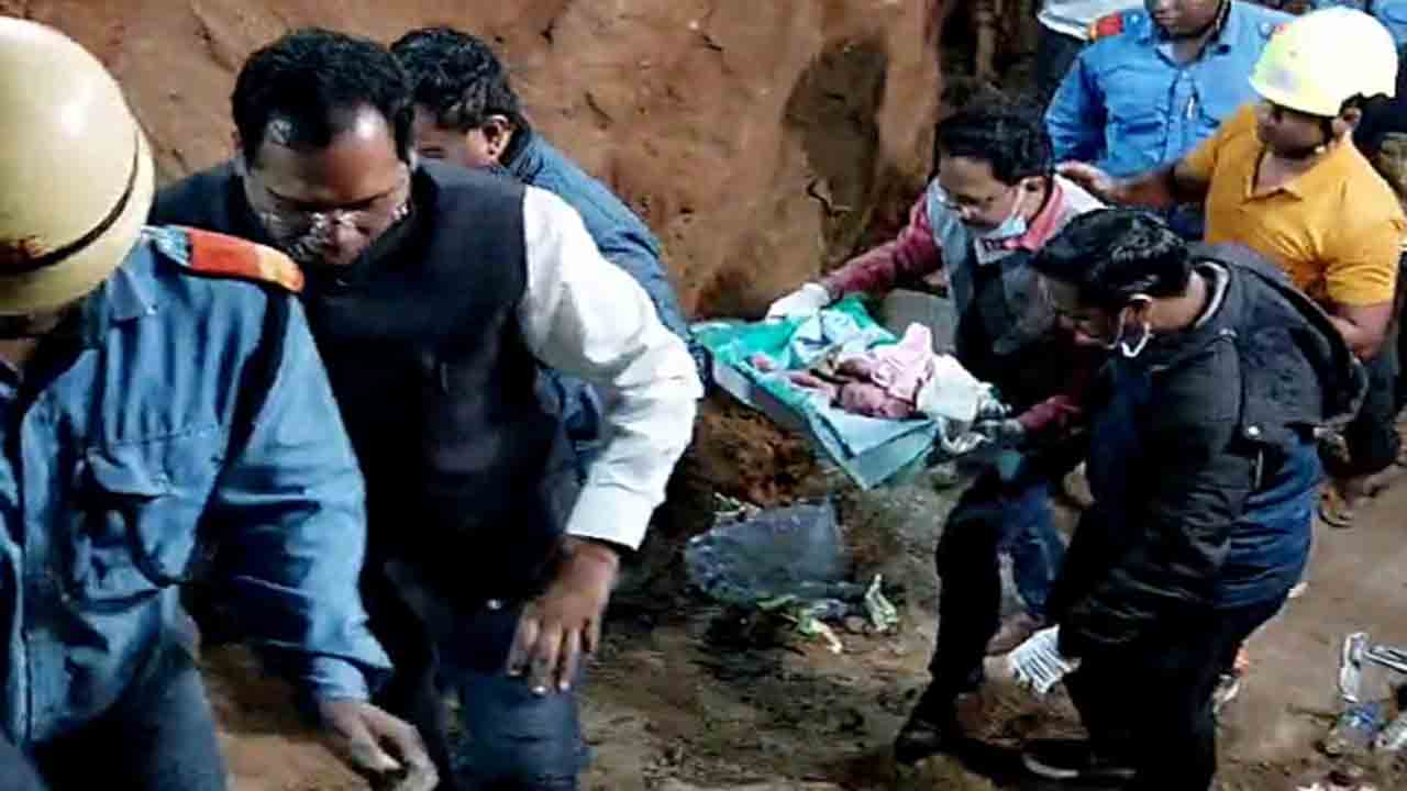 Newborn Girl | బోరుబావిలో పసి బిడ్డ.. కాపాడిన రెస్క్యూ సిబ్బంది