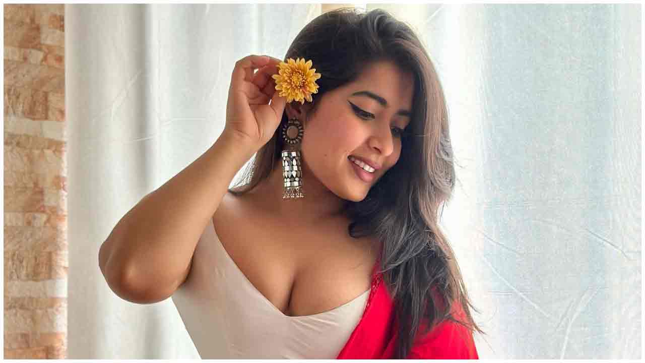 Nikita Sharma | నెత్తిన పూలెట్టుకొని పులకరించిపోతున్న నికిత శర్మ..