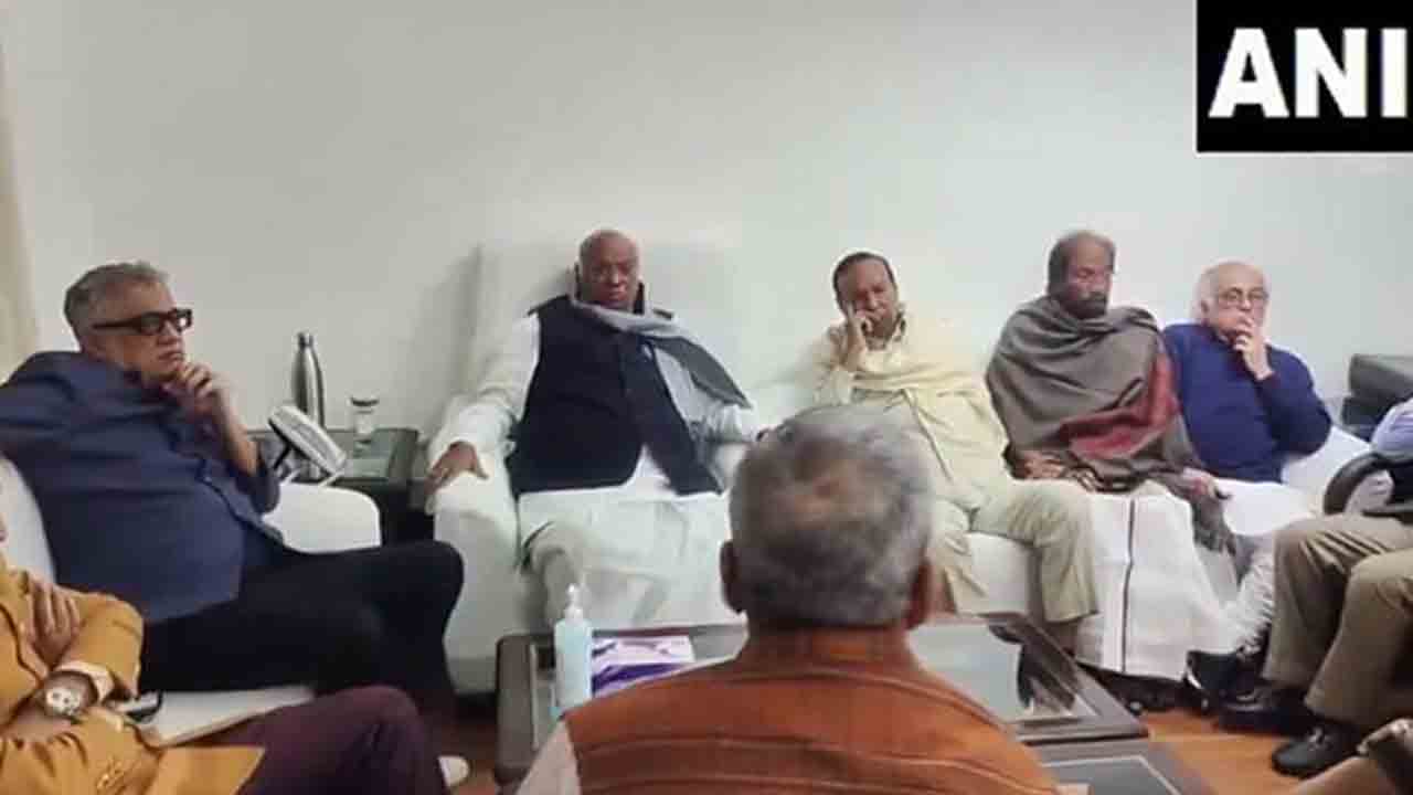 Parliament Breach | సభలో భద్రతా వైఫల్యంపై అమిత్‌ షా వివరణ ఇవ్వాలి : విపక్షాల డిమాండ్‌