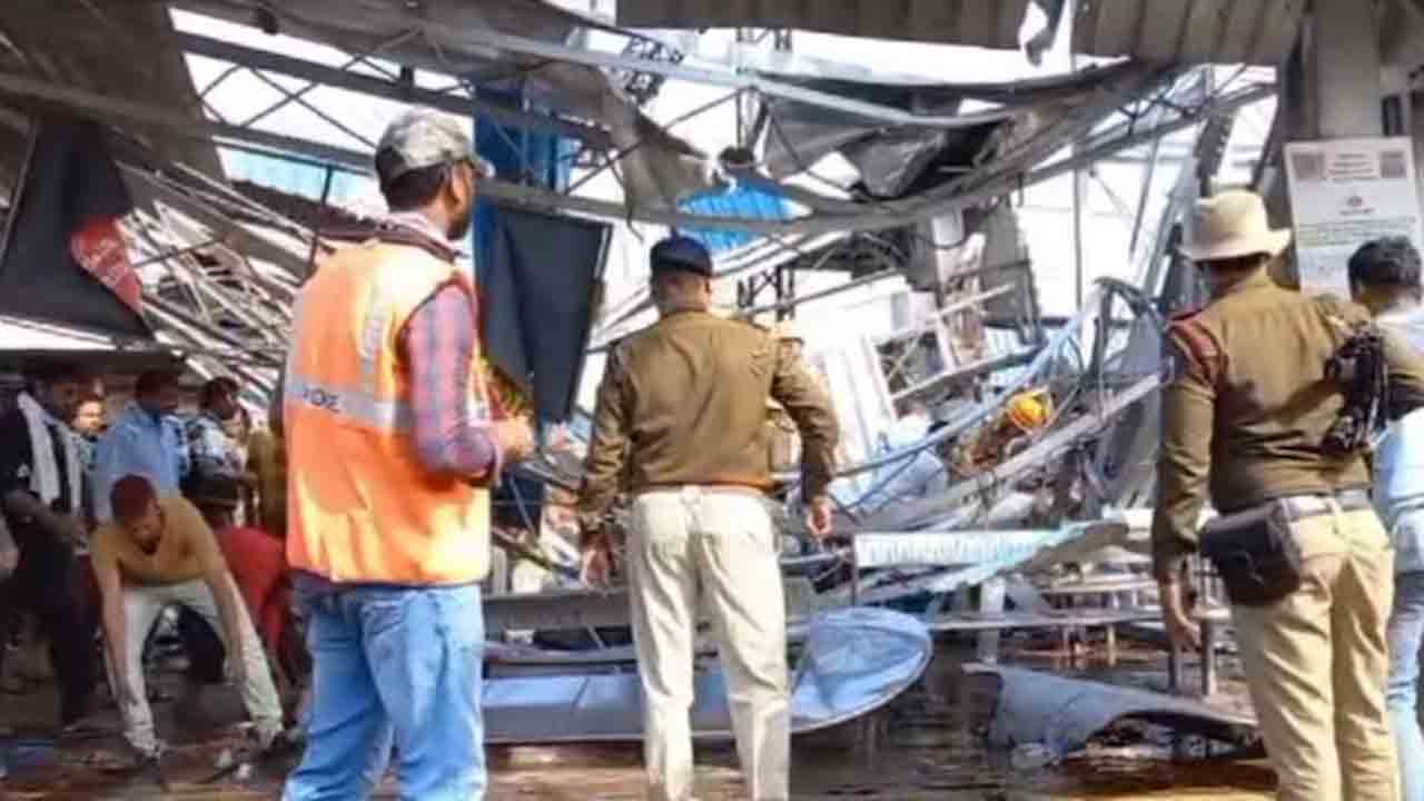 Overhead water tank falls |  రైల్వే ప్లాట్‌ఫారమ్‌పై కూలిన వాటర్‌ ట్యాంక్‌.. ప్రయాణికులకు గాయాలు