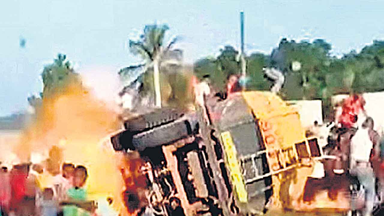 లీకవుతున్న పెట్రోల్‌ కోసం వెళ్లి..