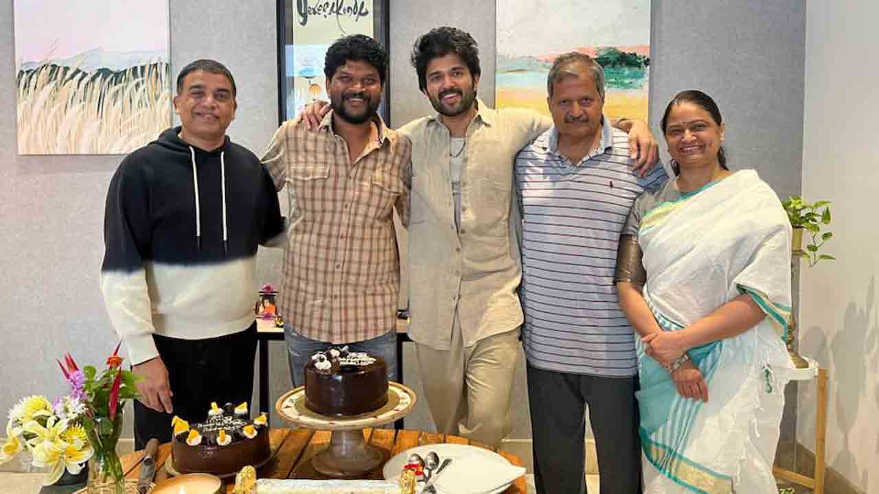 Parasuram Petla | ఫ్యామిలీ స్టార్‌ టీం సమక్షంలో పరశురాం బర్త్‌ డే సెలబ్రేషన్స్‌