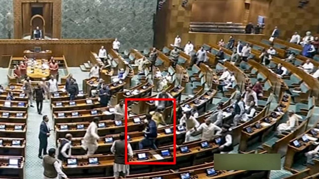 Parliament Security Breach | పార్లమెంట్‌ భద్రతా వైఫల్యం వ్యవహారంలో ఉపా కేసు నమోదు..!