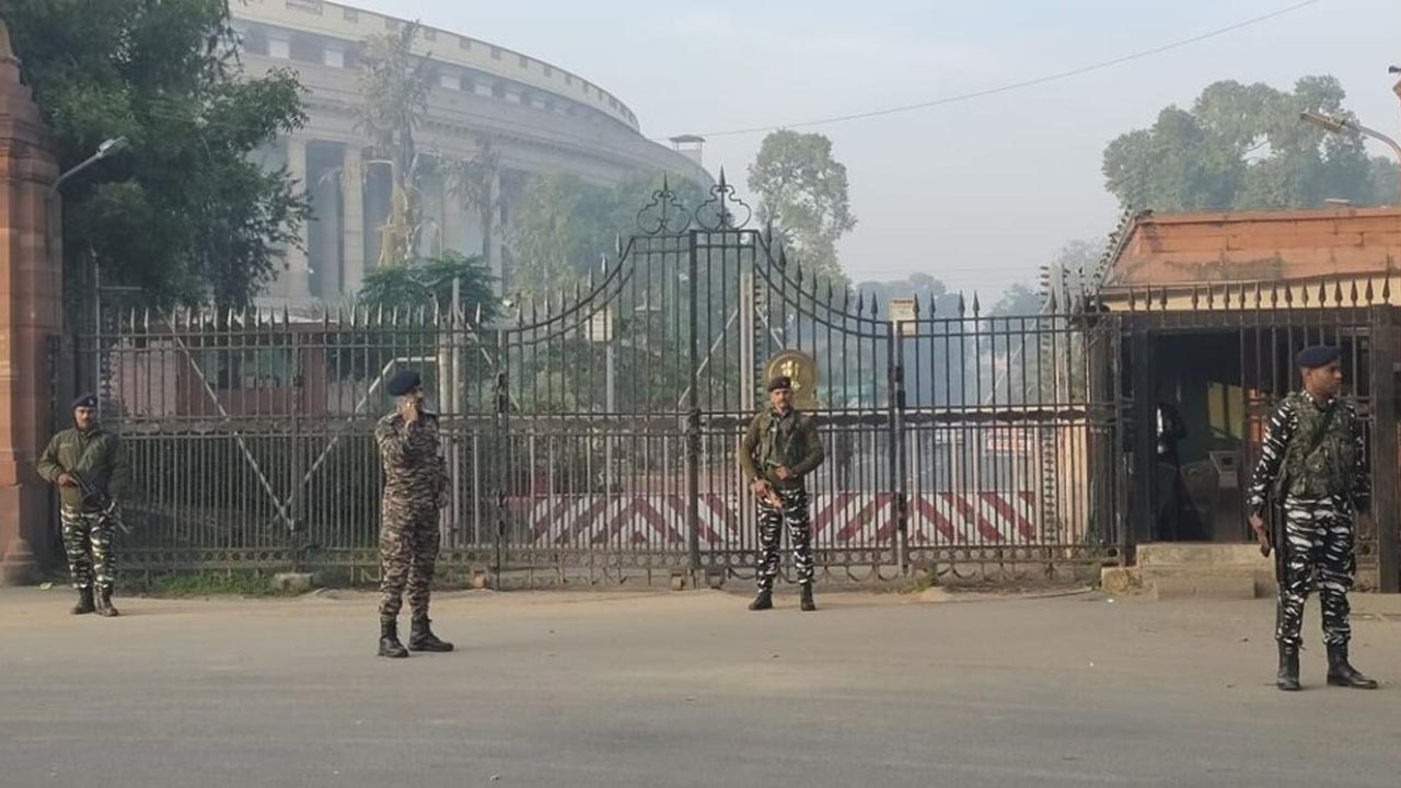 Parliament Security Breach | పార్లమెంట్‌లో భద్రతా వైఫల్యం.. ఎనిమిది మంది అధికారుల సస్పెన్షన్‌..!