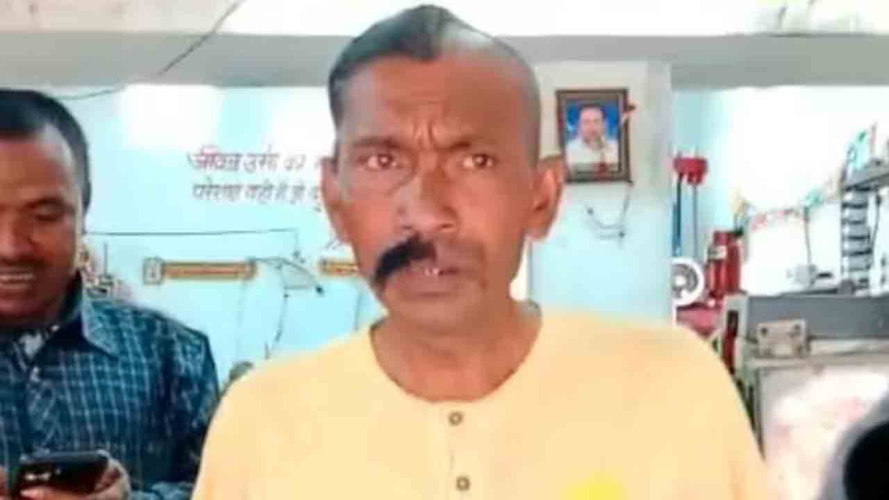 Man Partially shaved hair, moustache | ఓడిన బీజేపీ అభ్యర్థి.. మీసం సగం తీసి, అర గుండు చేయించుకున్న వ్యక్తి