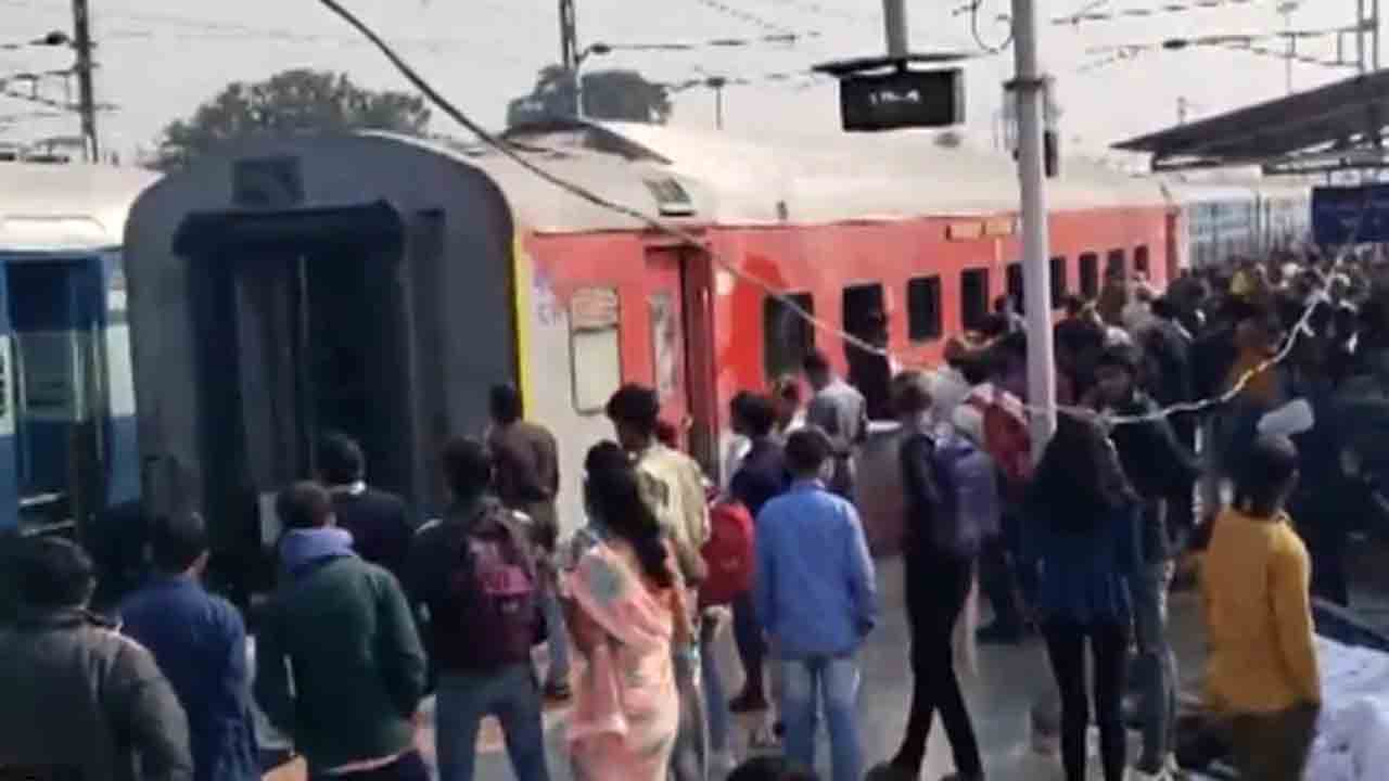 Pawan Express | పవన్‌ ఎక్స్‌ప్రెస్‌ రైలులో మంటలు.. తప్పిన పెను ప్రమాదం