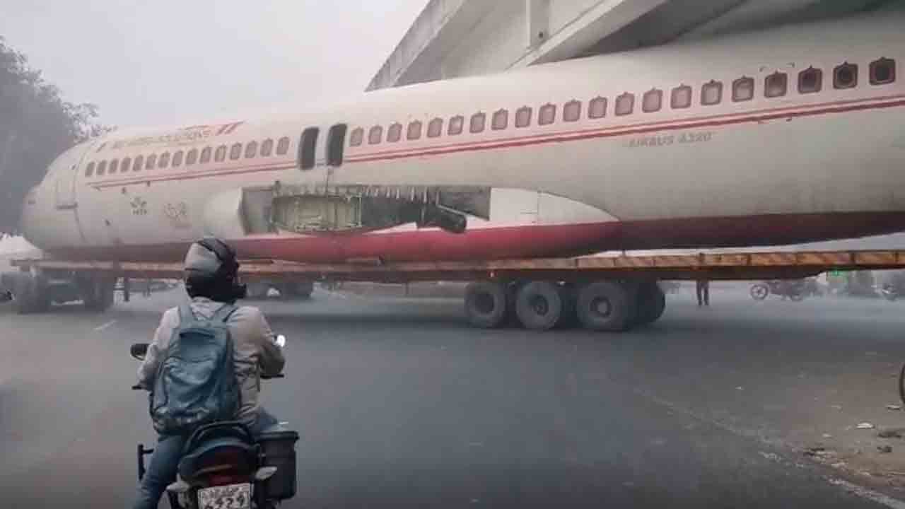 Plane gets stuck under bridge | వంతెన కింద ఇరుక్కున్న విమానం.. భారీగా ట్రాఫిక్‌ జామ్‌