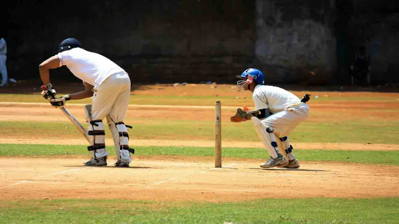 Cricket | క్రికెట్‌ ఆడుతూ.. గుండెపోటుతో ఇద్దరు యువకులు మృతి