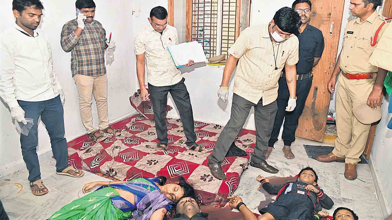 కుటుంబాన్ని కబళించిన ఆర్థిక ఇబ్బందులు