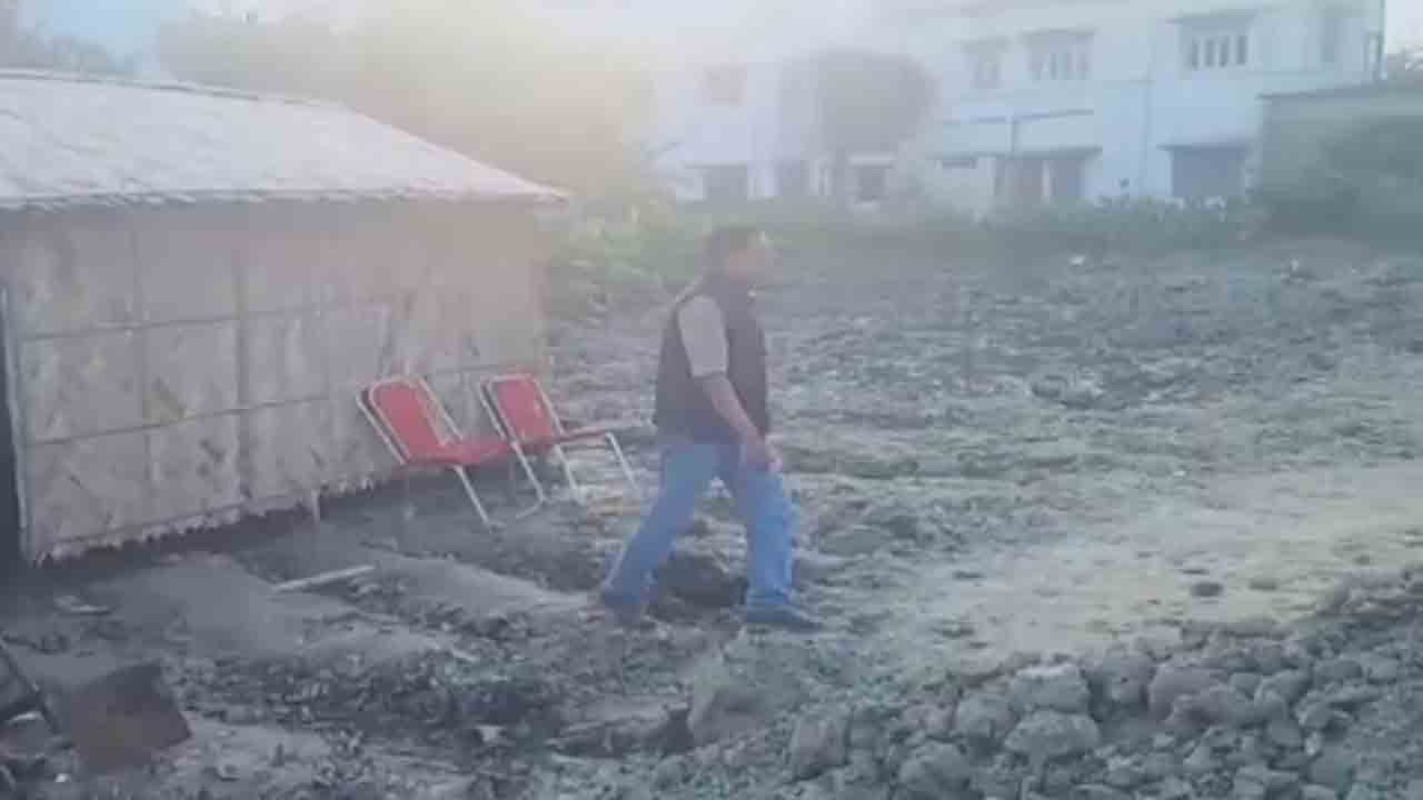 Pond stolen | రాత్రికి రాత్రే చెరువు చోరీ.. పూడ్చేసి గుడిసె నిర్మించిన ల్యాండ్‌ మాఫియా