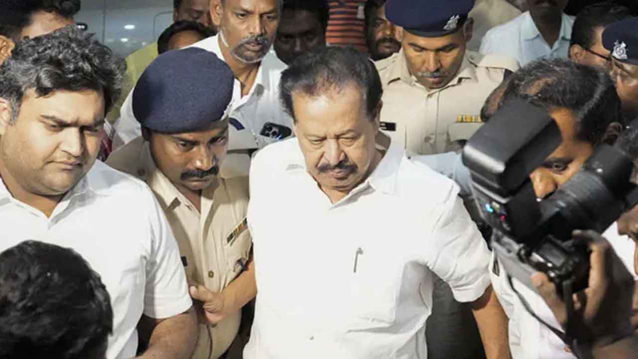 తమిళనాడు మంత్రికి మూడేండ్ల జైలు