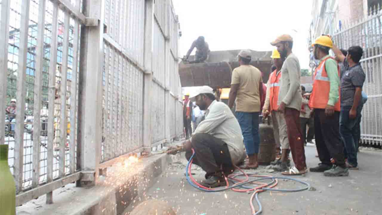 Pragathi Bhavan | ప్రగతిభవన్‌ ముందు ఉన్న బారికేడ్లు, గ్రిల్స్‌ తొలగింపు