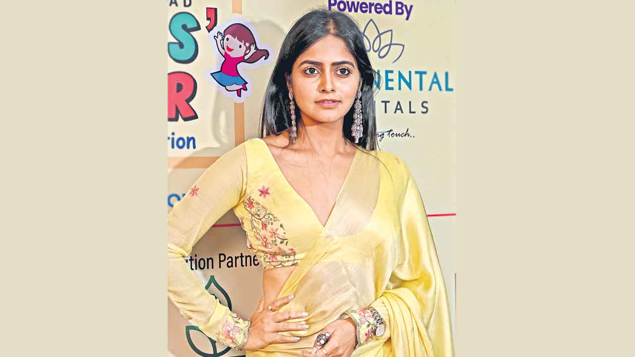 ప్రగ్యా సందడి