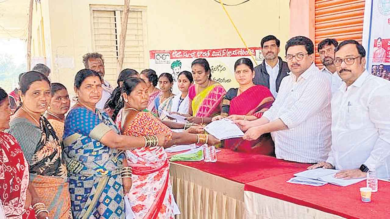 అర్హులందరికీ దరఖాస్తులు ఇవ్వాలి