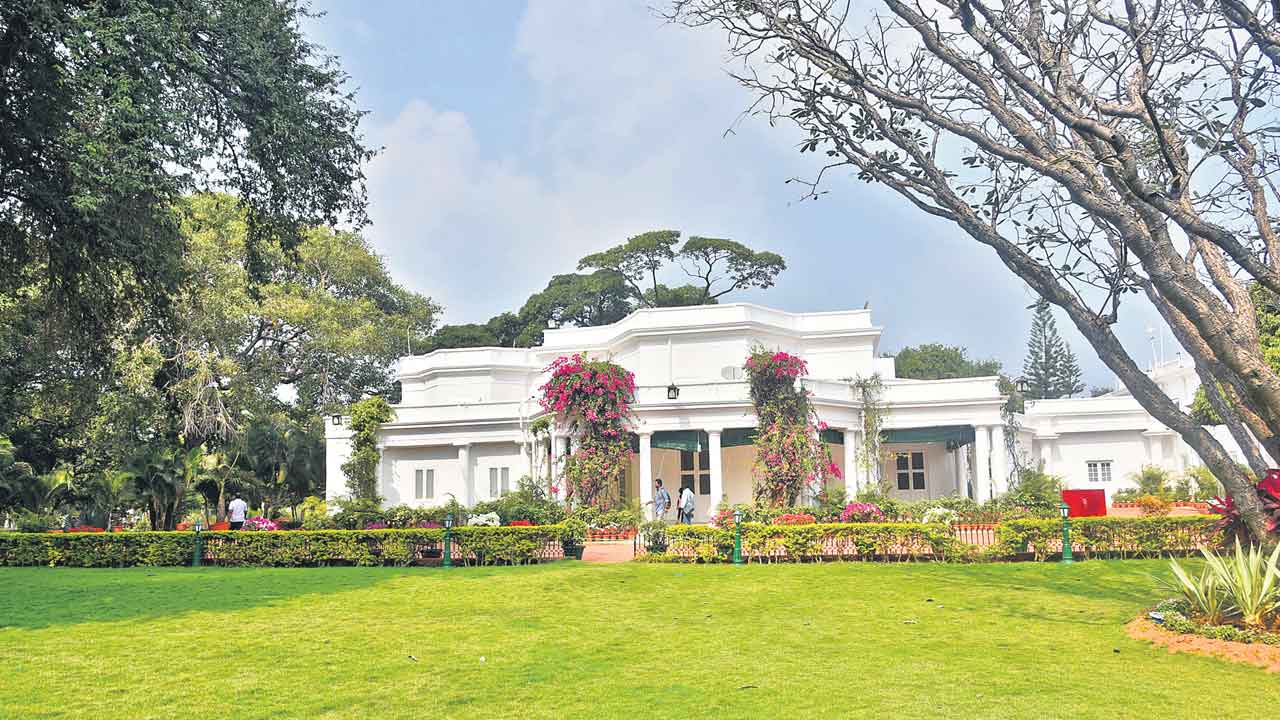 రాష్ట్రపతి నిలయంలో సందర్శకుల సందడి